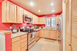 2 Mi to Diamond Peak! Corner-Unit Condo with Hot Tub - 2