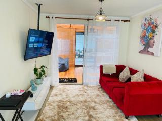 Casa familiar cerca del aeropuerto y centros comerciales - 0