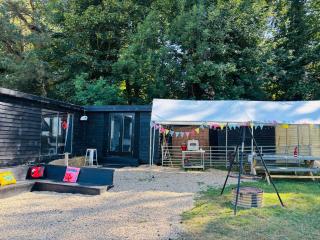 Lookout cabin farm stay firepit Hertford - 4