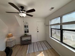 Entire Cozy Apartment Fully Renovated Modern Style - 6