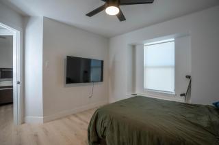 Modern 4BR w Natural Light, High Ceilings - 6