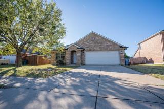 Modern 4BR w Natural Light, High Ceilings - 4