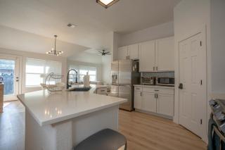 Modern 4BR w Natural Light, High Ceilings - 2