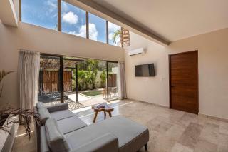 Contemporary 2BR Villa with Rooftop Lounge & Pool - 1