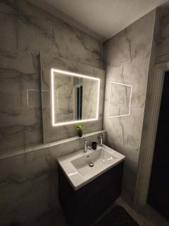 Luxury 1BR Modern Flat in London W7 with Private Parking - 4