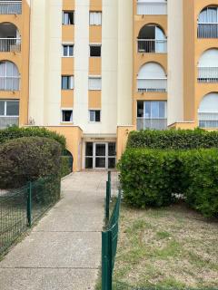 Superbe F2 climatisé traversant vue port 2 étoiles - 9