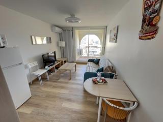 Superbe F2 climatisé traversant vue port 2 étoiles - 8