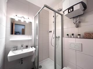 Goltan Apartment - 9 Personen, 3 Bäder, Parkplatz, WIFI - 6