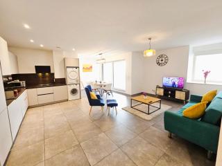 Relaxing 3BR Stay with terrace and parking - 6