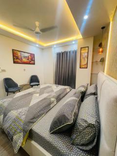 1 Bedroom Luxurious Apartment in Bahria town-Phase 8 - 2