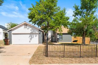 Spacious Family Home in Round Rock w Private Yard - 7