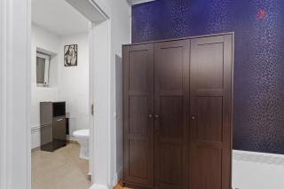 Stylish City Center Studios - 8