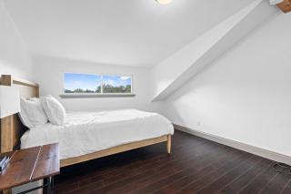 Spacious 4BR w Fenced Yard - 5