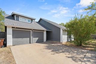 Spacious 4BR w Fenced Yard - 6