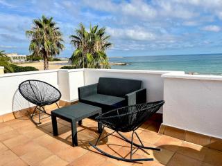 House in front of the beach - 0