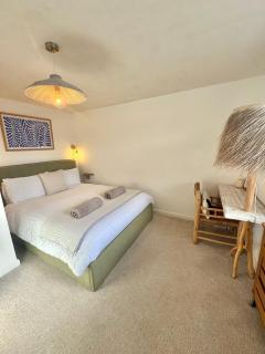 Palms 1 - Wood burner, 5 min walk to beach+parking - 5