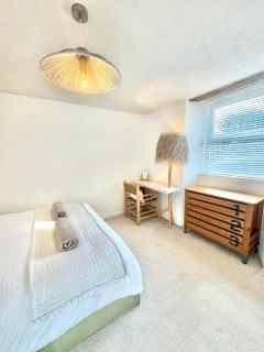 Palms 1 - Wood burner, 5 min walk to beach+parking - 6