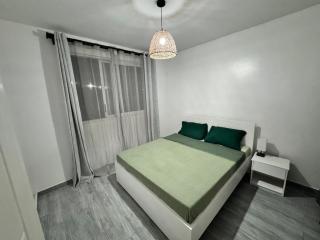 Cozy 2 bed apartment with pool - 3