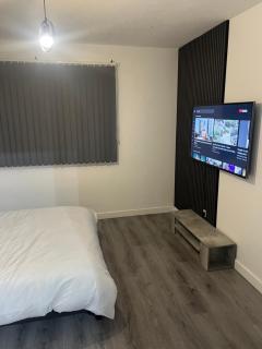 Jay3 Suites - Modern, Spacious & Charming One Bedroom Apartment in Dagenham - 8