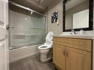 Bright & Cozy 1B1B in Vancouver-close to YVR Airport & DT, Free Parking, Private Entrance, - 3