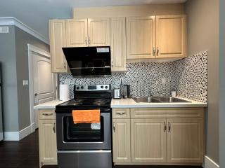 Bright & Cozy 1B1B in Vancouver-close to YVR Airport & DT, Free Parking, Private Entrance, - 1