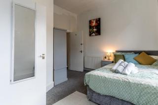 Stylish 4 En-Suites Stay Near Anfield - 1