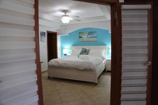 Tranquil Oceanside: Pools & Direct Beach Access - 2