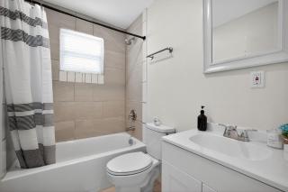 Stylish Home- Mins to St Josephs Hospital & DT - 3