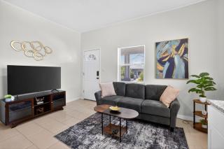 Stylish Home- Mins to St Josephs Hospital & DT - 2
