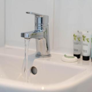 Three Bedroom House - WIFI - Garden - Parking - 98CF - 1