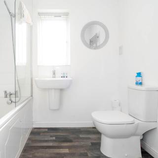 Three Bedroom House - WIFI - Garden - Parking - 98CF - 2