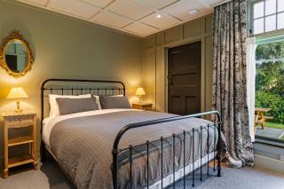 Historic Castle Coach House - 7