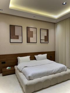 Luxury 2BR - Steps To Boulevard - 2