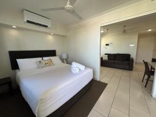 Luxury Coastal Escape at Endeavor Inn - Emu Park - 4