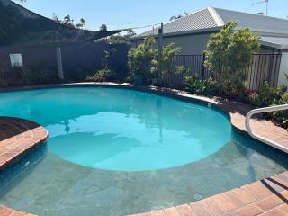 Luxury Coastal Escape at Endeavor Inn - Emu Park - 3