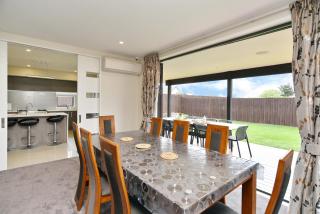 Spacious Family & Group Retreat - Wigram Residence - 7