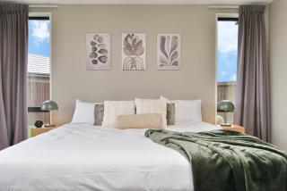 Spacious Family & Group Retreat - Wigram Residence - 4