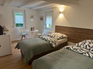 Traumhaft modernes Zimmer mit Doppelbett,,,,Gemeinschaftsbad und WC in 78554 Aldingen - 5