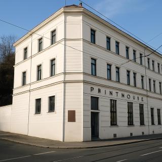 Elegant Riverside Apartment with Breathtaking Rock Views - 9