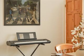 3-Bed Entire Garden Home, Walk to Beach - 2