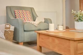 3-Bed Entire Garden Home, Walk to Beach - 6