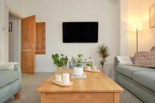 3-Bed Entire Garden Home, Walk to Beach - 9