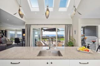 Jojo's Lookout - Stunning Lake Views with Spa - 5