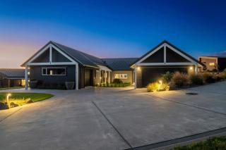 Jojo's Lookout - Stunning Lake Views with Spa - 0