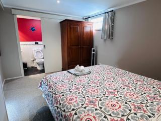 Guest Suite with Lounge & Bathroom - 9