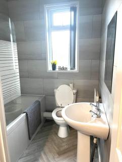 3-Bedroom Home in Belfast- near Crumlin Rd Gaol - 4