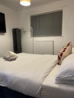 3 Bedroom Holiday Home - Sleeps 6 - 8