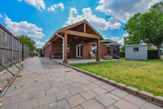 Spacious 4BR w Central Location, High Ceilings - 6