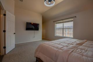 Spacious 4BR w Central Location, High Ceilings - 4