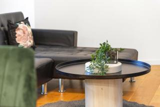 Next To Station 3 Min Walk to Shops 2 Cars - 2